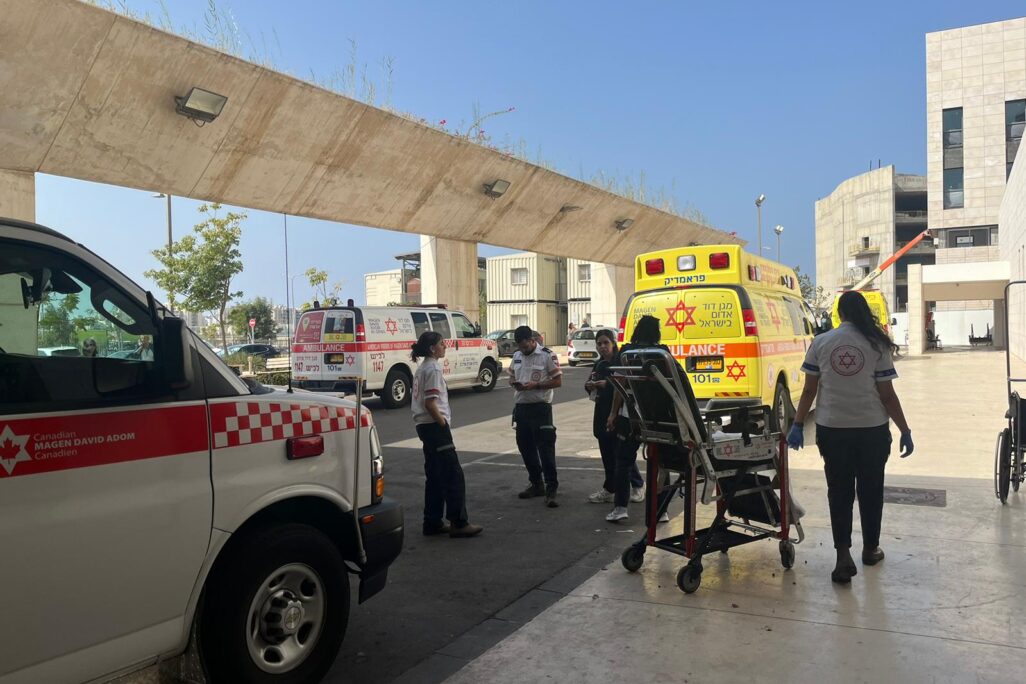 פינוי הפצועים לבית החולים אסותא באשדוד (צילום: אסותא אשדוד)