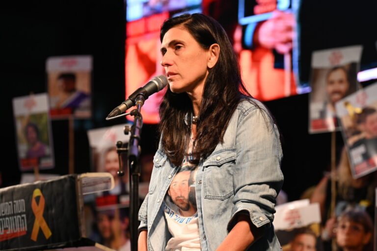 שלי שם טוב, אמו של החטוף עומר שם טוב, בעצרת בכיכר החטופים (צילום: פאולינה פטימר)