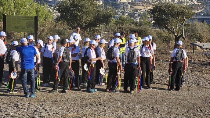 צוותי העיריה על קו הזינוק של המסלול הארוך (צילום: דוד ששון, יניב בן חקון, דוברות עיריית ירושלים)