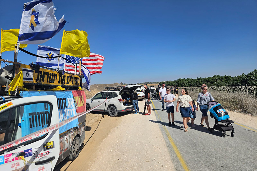מפגינים ונגד התנחלות בעזה (צילום: גל פיחוביץ') מפגינים ונגד התנחלות בעזה (צילום: גל פיחוביץ')