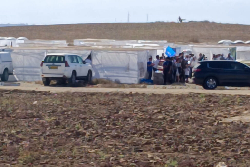 הסוכות שהביאו משתתפי כנס ההתנחלות (צילום: דן שוורץ) הסוכות שהביאו משתתפי כנס ההתנחלות (צילום: דן שוורץ)