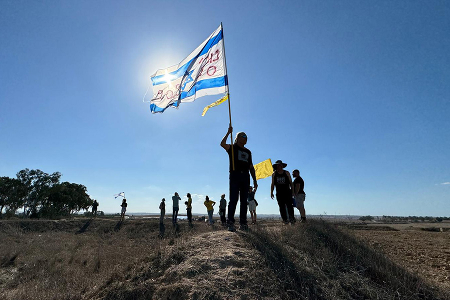 מפגינים נגד כנס ההתנחלות (צילום: מישל בראונשטיין) מפגינים נגד כנס ההתנחלות (צילום: מישל בראונשטיין)