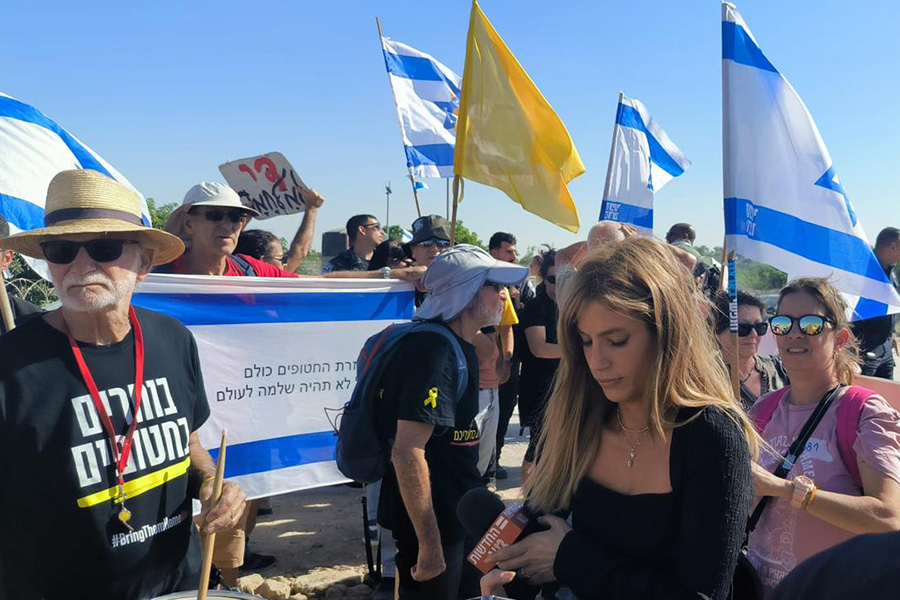 מפגינים נגד כנס ההתנחלות (צילום: שרית לייזרוביץ') מפגינים נגד כנס ההתנחלות (צילום: שרית לייזרוביץ')