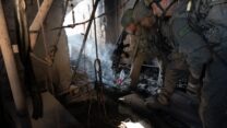 לוחמי צה"ל לצד פתח של מנהרה בדרום לבנון (צילום: דובר צה"ל)