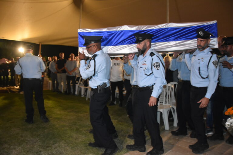 ארונו של רס"ב אדיר קדוש נישא על כתפי חבריו לשירות (צילום: הדס יום טוב)