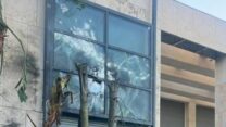 הנזק מפגיעת רקטה בבית רה"מ בקיסריה (צילום: מתוך רשתות חברתיות, שימוש לפי סעיף 27א לחוק זכויות יוצרים)