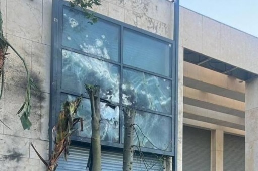הנזק מפגיעת רקטה בבית רה"מ בקיסריה (צילום: מתוך רשתות חברתיות, שימוש לפי סעיף 27א לחוק זכויות יוצרים)