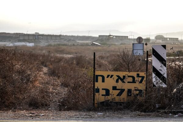 הכניסה לבסיס בא״ח גולני שספג פגיעה מכטב״ם חיזבאללה (צילום: REUTERS/Miro Maman)