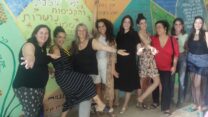 משוררות הרחוב. מימין לשמאל: תמרה לילך מזומן, רוזה רחלי פיירמן, עדן בן ארי, מריה ורטנוב, חנה רובינשטיין, סתיו ברבי, דינה שגב, נעמה כהן-ניסן ומיכל דוד (צילום: ניצן צבי כהן)