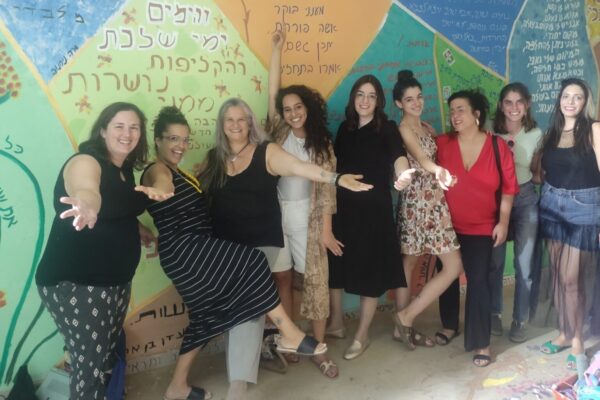 משוררות הרחוב. מימין לשמאל: תמרה לילך מזומן, רוזה רחלי פיירמן, עדן בן ארי, מריה ורטנוב, חנה רובינשטיין, סתיו ברבי, דינה שגב, נעמה כהן-ניסן ומיכל דוד (צילום: ניצן צבי כהן)