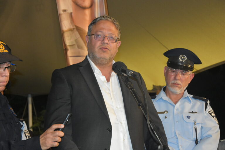 השר איתמר בן גביר בלוויה (צילום: הדס יום טוב)