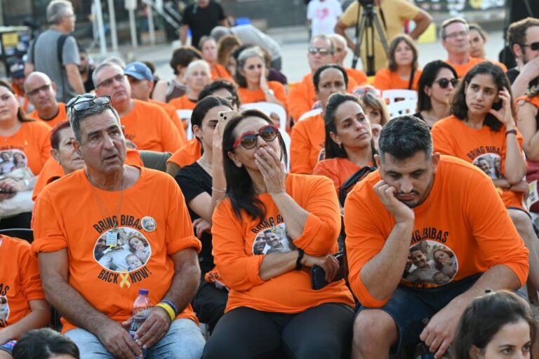 משפחה וחברים בציון יום ההולדת ה-35 לירדן ביבס (צילום: פאולינה פטימר)