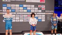 רוכב האופניים הישראלי מיכאל יעקבלב (משמאל) מקבל את מדליית הכסף באליפות העולם, דנמרק (צילום: איגוד האופניים בישראל)