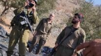 כוחות שעיכבו את תושב הכפר בורין (צילום: בשאר עיד)