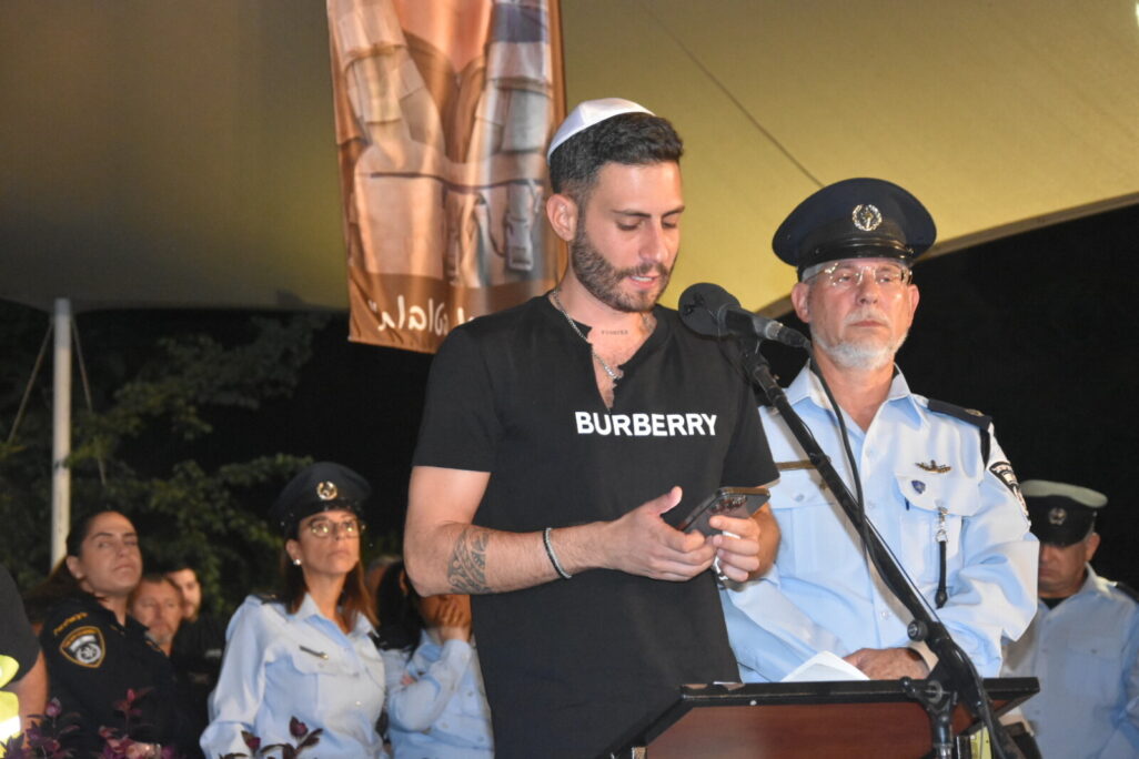 בן זוגו וארוסו של אדיר, אדי, סופד לו במעמד הלוויה (צילום: הדס יום טוב)