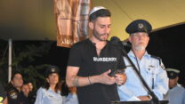 בן זוגו וארוסו של אדיר, אדי, סופד לו במעמד הלוויה (צילום: הדס יום טוב)