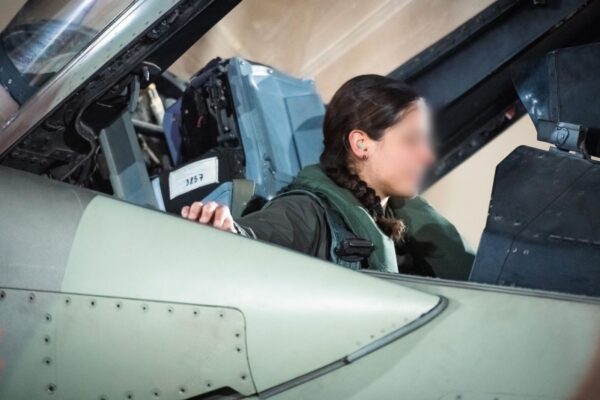 אשת צוות של חיל האוויר בהיערכות לתקיפה באיראן (צילום: דובר צה"ל)