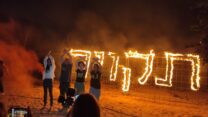 משפחות חטופים ופעילים בראש השנה מול בית רה"מ בקיסריה (צילום: תום נבון, המחנות העולים)