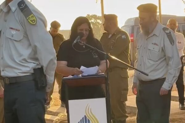 הלווייתו של אריק קראוניק ז״ל, רבש״ץ קיבוץ בארי (צילום: דוברות הקיבוץ)