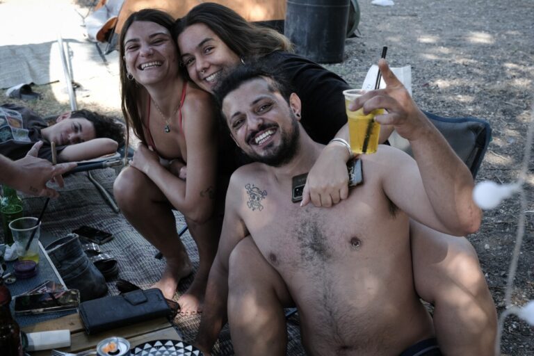 ניר (מימין), רות ואלה בחוף גופרה (צילום: דוד טברסקי)