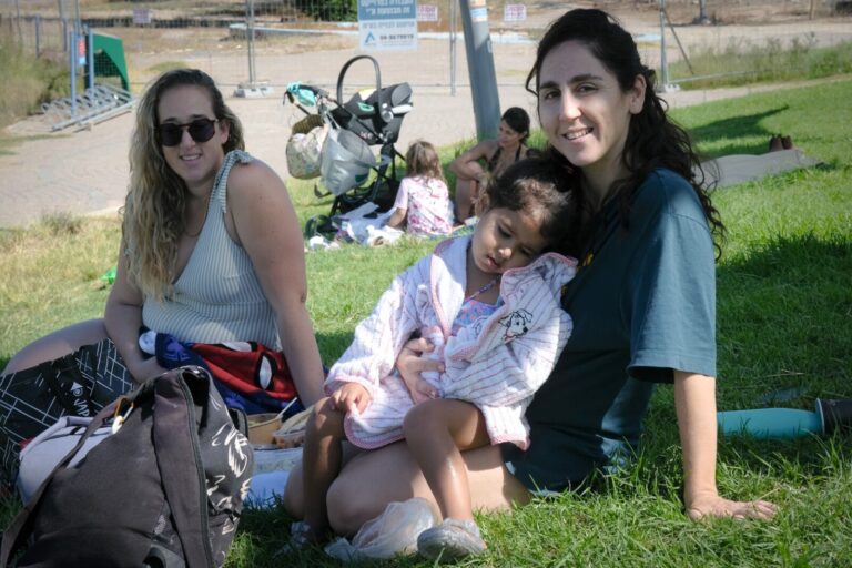 גוני (מימין), דור וטל בחוף (צילום: דוד טברסקי)