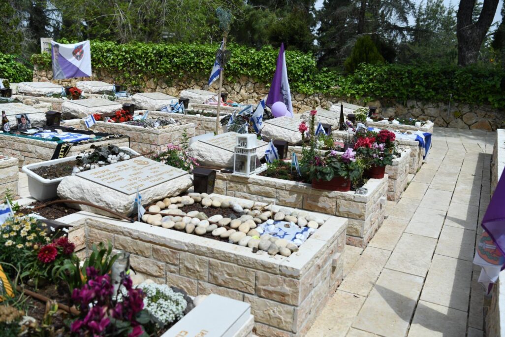 חלקת נופלי מלחמת חרבות ברזל בבית העלמין הצבאי בהר הרצל (צילום: אגף דוברות וקשרי ציבור במשרד הביטחון) חלקת נופלי מלחמת חרבות ברזל בבית העלמין הצבאי בהר הרצל (צילום: אגף דוברות וקשרי ציבור במשרד הביטחון)