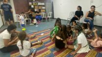מתנדבי שנת השירות בצופים בפעילות במקלטים בצפון (צילום: הצופים)
