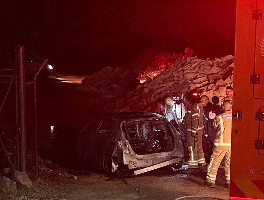 זירת הרכב השרוף באום אל פאחם (צילום: תיעוד מבצעי מד"א)