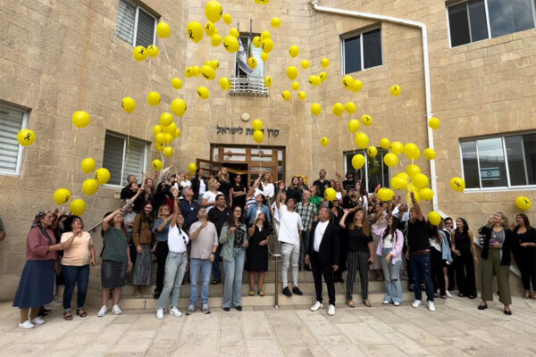 עובדי קק"ל מפריחים בלונים למען השבת החטופים (צילום: דוברות קק"ל)