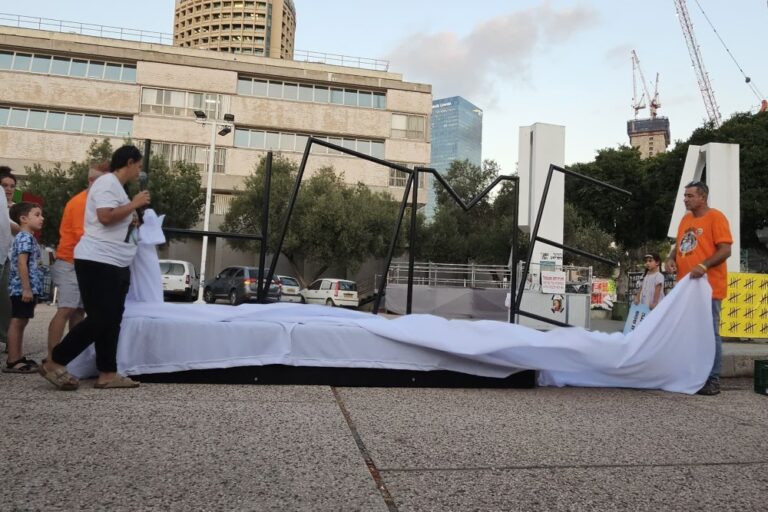 המיצב 'Home' שנוצר עבור ירדן ביבס בכיכר החטופים (צילום: פאולינה פטימר)