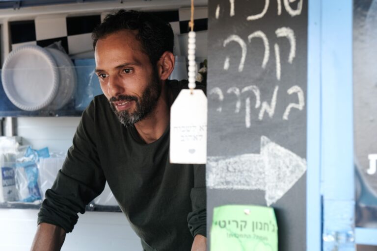 טל קריטי בעמדת הג'חנון שלו ליד חוף כורסי (צילום: דוד טברסקי)