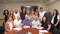 השותפים למו"מ במעמד חתימת ההסכם של עובדי MAX (צילום: יסמין גיל, דוברות ההסתדרות)