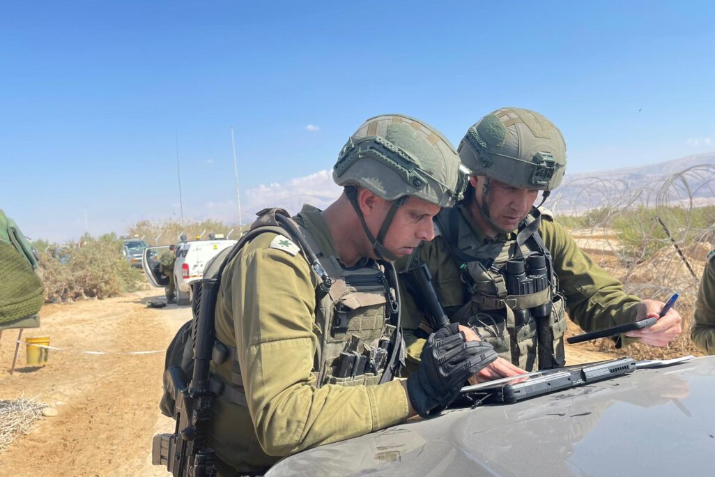מפקד 'עוצבת אדום' תא"ל איתמר בן חיים ומפקד חטיבת יואל אל"מ איילון פרץ בזירת האירוע בים המלח (צילום: דובר צה"ל)