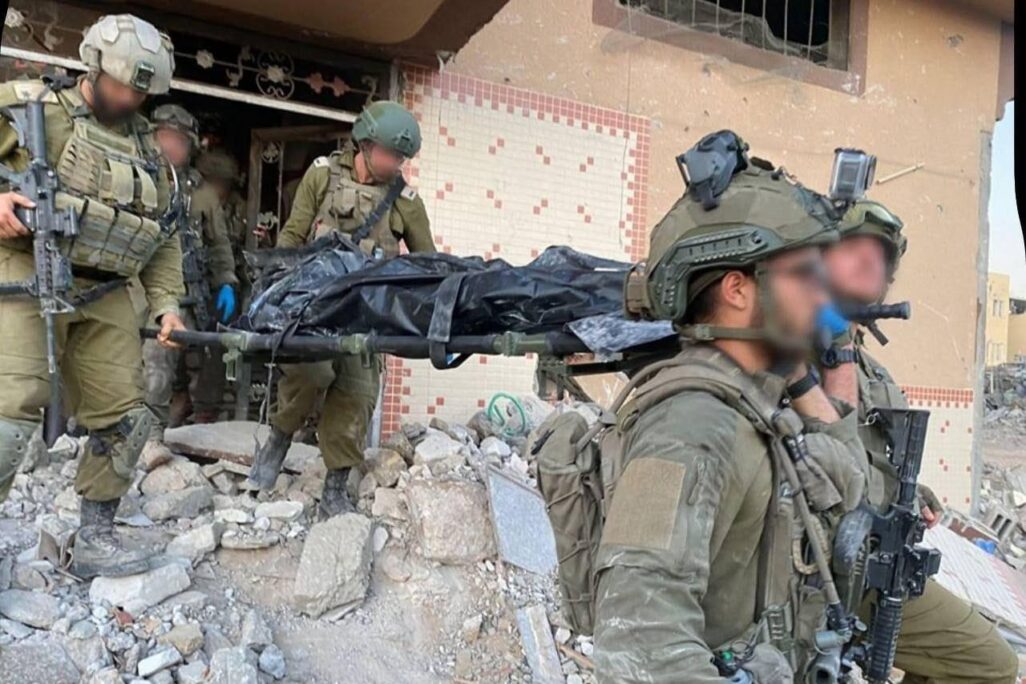 לוחמי צה״ל מוציאים את גופת סינוואר מהמבנה שבו חוסל (צילום: דובר צה"ל) לוחמי צה״ל מוציאים את גופת סינוואר מהמבנה שבו חוסל (צילום: דובר צה"ל)