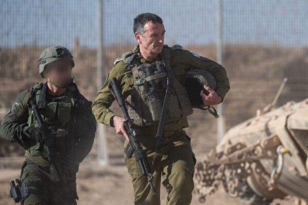 הרמטכ"ל רא"ל הרצי הלוי בדרכו להערכת מצב בג'באליה שברצועת עזה (צילום: דובר צה"ל)