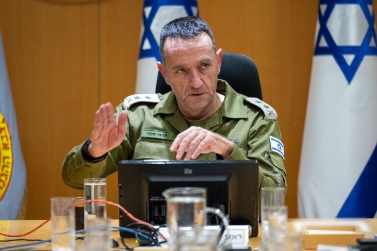 הרמטכ"ל לשעבר הרצי הלוי בהערכת מצב בקריה (צילום ארכיון: דובר צה"ל)