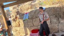 סדנת בועות סבון בגן הלאומי קיסריה, במסגרת יוזמת 'נושמים תרבות' (צילום: חגי דביר, רשות הטבע והגנים)