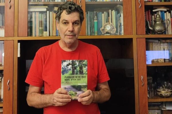 עם הספר שהיה אמור לצאת לאור בעיראק (צילום: סנה זיידל)