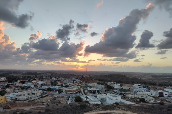 מעונן חלקית בשקיעה בשדרות (צילום: אלבינה מרקוס)