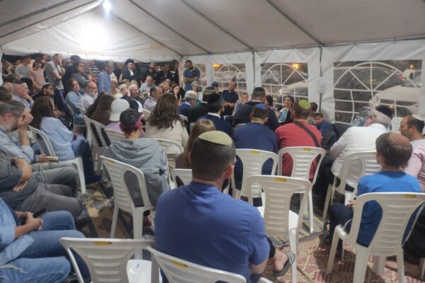 ניחום אבלים למשפחת הרב אבי גולדברג, שנהרג בלחימה בלבנון (צילום: ניצן צבי כהן)