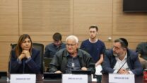 ח"כ אלון שוסטר (במרכז) בישיבת ועדת הכלכלה (צילום: דוברות הכנסת, נועם מושקוביץ)