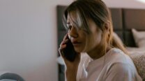 אישה במצוקה משוחחת בטלפון (צילום אילוסטרציה: MART PRODUCTION)