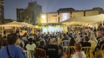 קהל בסוכה בכיכר החטופים (צילום: מטה משפחות החטופים)