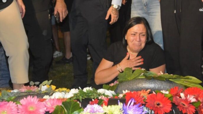 אימו של רס"ב אדיר קדוש, טלי, לצד קברו (צילום: הדס יום טוב)