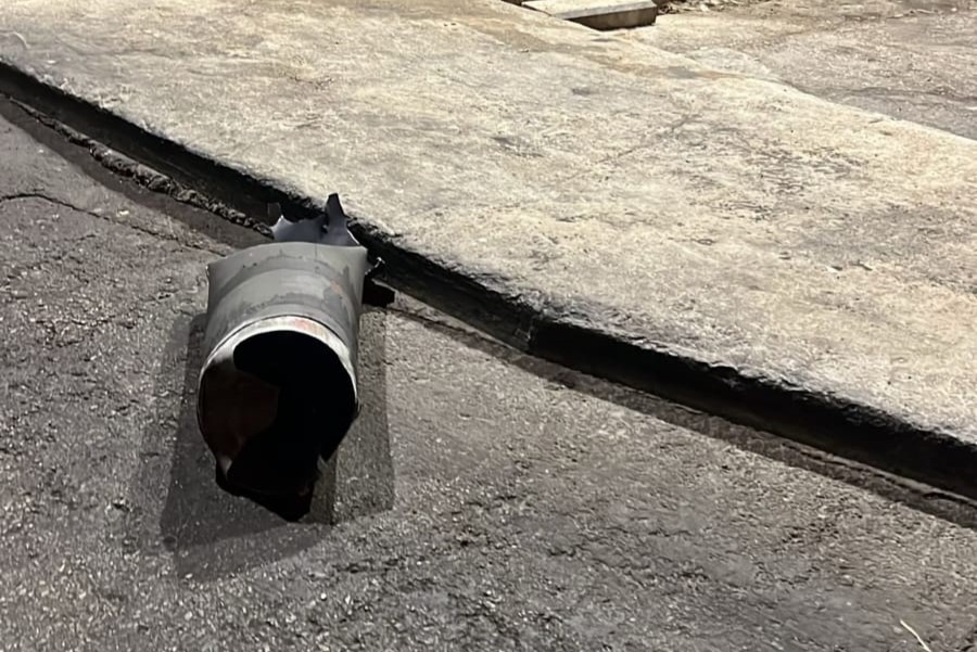שברי יירוט בשוק תלפיות בחיפה (צילום: כבאות והצלה לישראל)