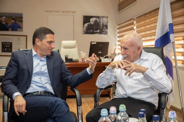 טרנר ביום הולדתו ה-85 בעיריית באר שבע (צילום באדיבות העירייה)