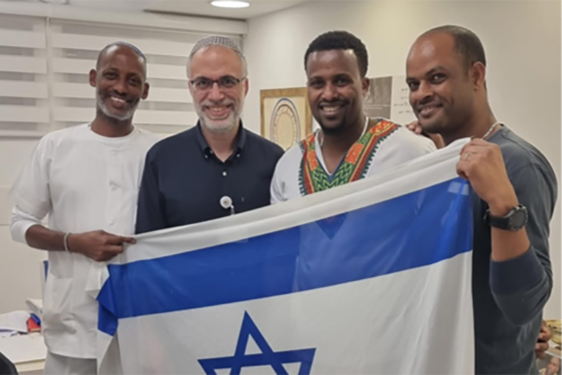 וורקו יהאלו (מימין), אנדיהנו אמביעלה, ברק נונא ודסטאו סוונך. (צילום: המרכז הרפואי וולפסון) וורקו יהאלו (מימין), אנדיהנו אמביעלה, ברק נונא ודסטאו סוונך. (צילום: המרכז הרפואי וולפסון)