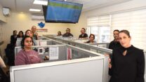מימין: חסי בכר וצוות מוקד המידע והשירות של ההסתדרות. (צילום: יסמין גיל / דוברות ההסתדרות)