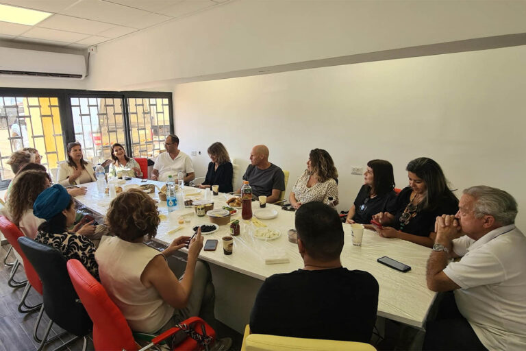 צוות עמל בישיבה עם רחל אוחנה מנהלת אגף החינוך באופקים (צילום: עמל)