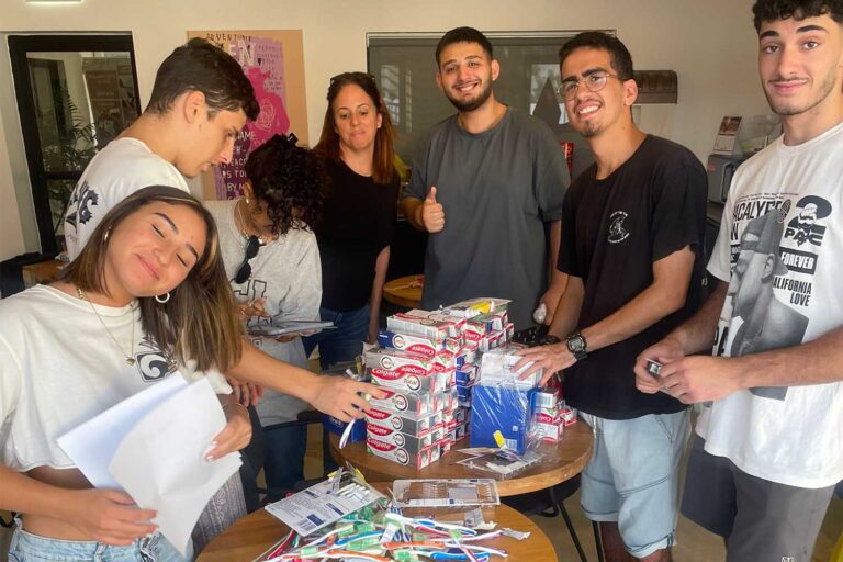 רב תחומי עמל הולץ – איסוף תרומות ואירזת משלוחים לחיילים בחזית (צילום: אלבום פרטי)